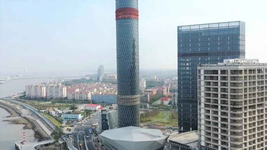 【钢结构·工程】上海长滩180米“金箍棒”观光塔的44米高钢结构整体提升(图3)