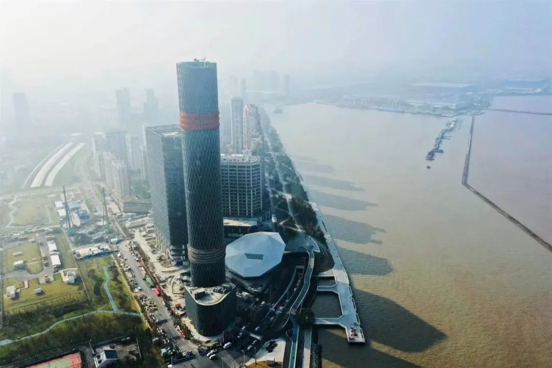【钢结构·工程】上海长滩180米“金箍棒”观光塔的44米高钢结构整体提升(图4)