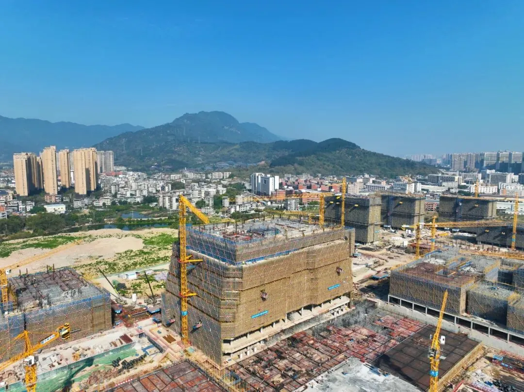 【钢结构·工程】又一主体封顶!福耀科技大学(暂名)项目再传捷报(图3) 图片