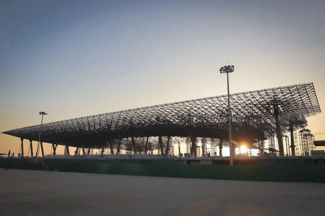 创山东省三项纪录!临沂启阳机场新航站楼屋面钢网架顺利合拢(图1) 图片