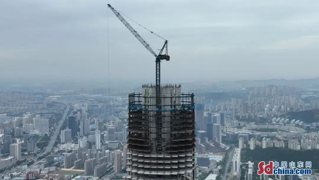 【钢结构·工程】428米“山东第一高”外框钢结构实现封顶(图1) 图片