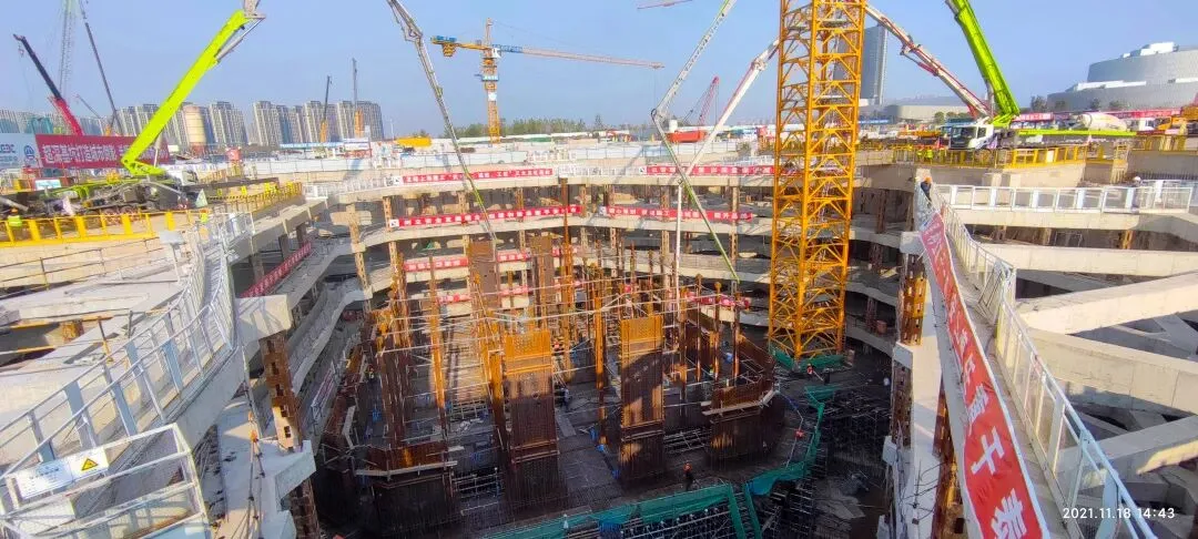 【钢结构·工程】南京绿地金茂金融中心±0.00段塔楼钢结构巨柱吊装顺利完成(图5) 图片