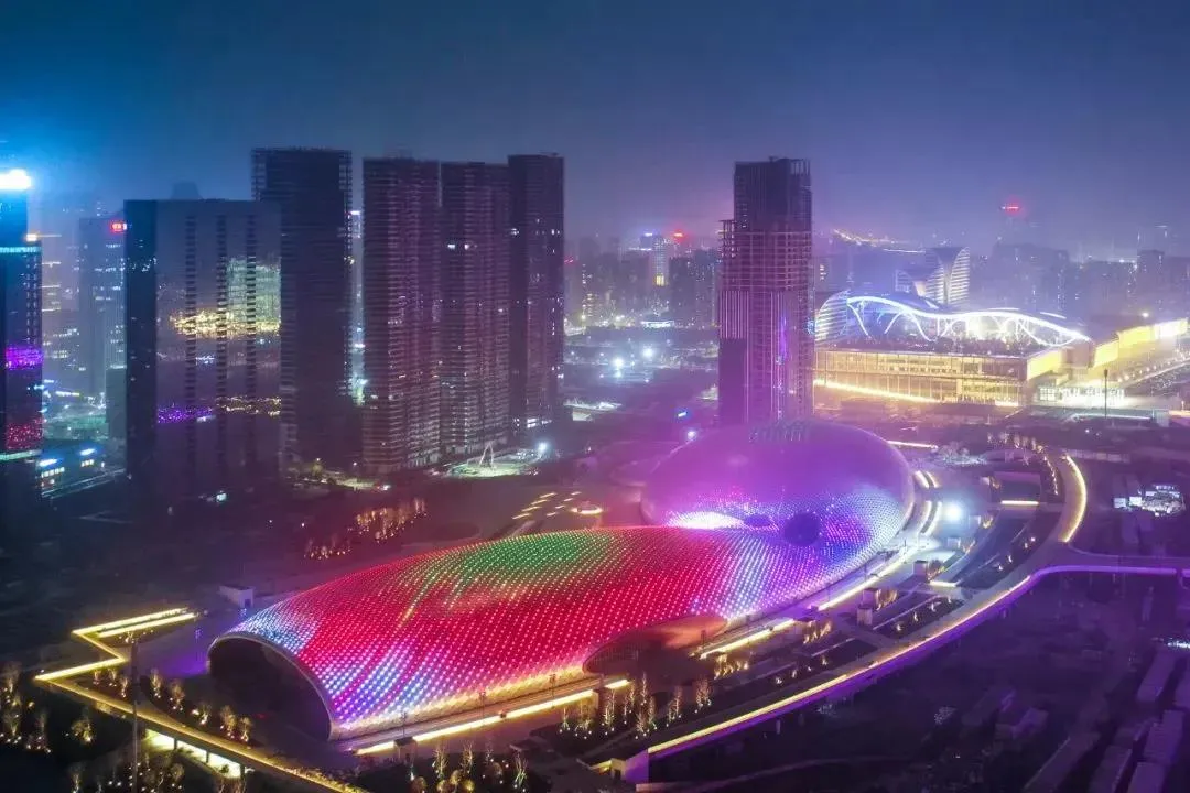 【金属建筑】全球最大的“玉琮”,这一角度看,很震撼!(图5) 1-210311132K0554.jpg