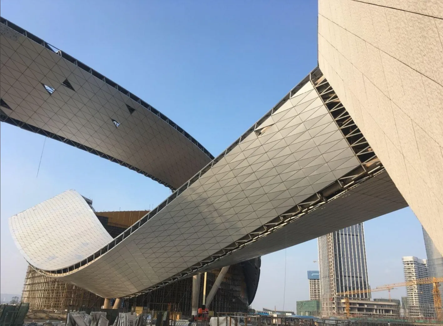 【MBE快讯】 巨型金属莫比乌斯环 凝固时空的金属建筑(图3)