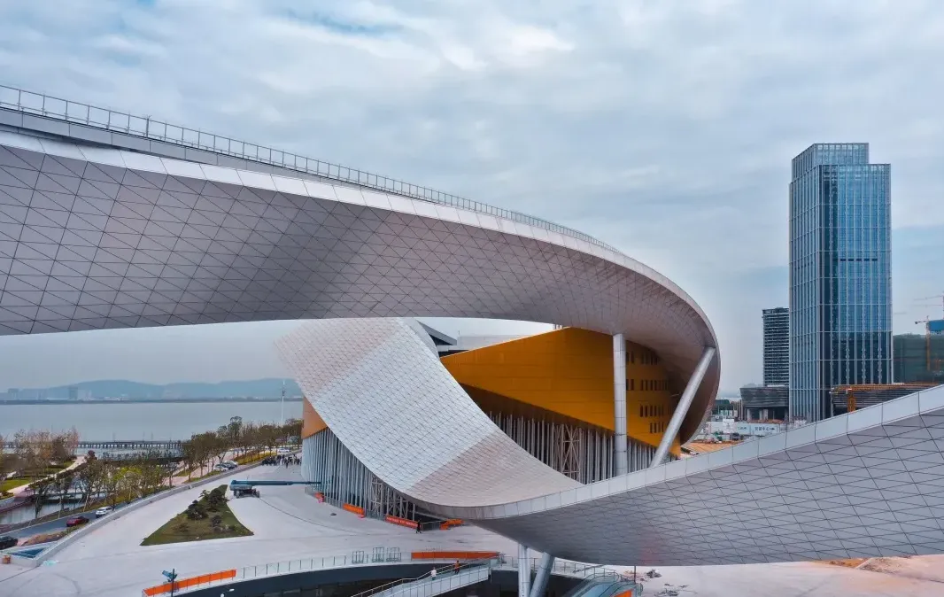 【MBE快讯】 巨型金属莫比乌斯环 凝固时空的金属建筑(图2)